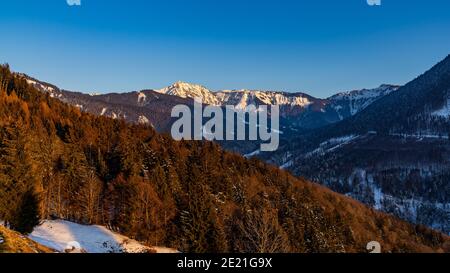 Paysage avec vue sur la montagne Hoher Freschen, montagne enneigée et terrain, un refuge au bord de la forêt, ciel bleu dans le Vorarlberg Autriche Banque D'Images