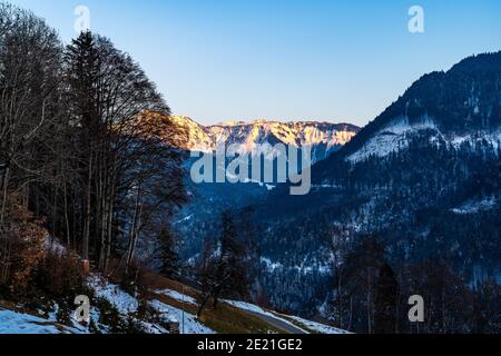 Paysage avec vue sur la montagne Hoher Freschen, montagne enneigée et terrain, un refuge au bord de la forêt, ciel bleu dans le Vorarlberg Autriche Banque D'Images