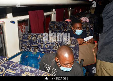 Nairobi. 21 novembre 2020. Photo du fichier prise le 21 novembre 2020 montre des passagers portant un masque facial sur une navette à Kampala, capitale de l'Ouganda. Le nombre de cas confirmés de COVID-19 sur le continent africain a atteint 3,021,769 le dimanche matin, a déclaré les centres africains pour le contrôle et la prévention des maladies (Africa CDC). Crédit: Nicholas Kajoba/Xinhua/Alamy Live News Banque D'Images