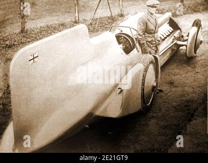 1933 photo de presse d'un Sir Donald Campbell vêtu de façon informelle et de sa voiture révolutionnaire, Bluebird. Banque D'Images