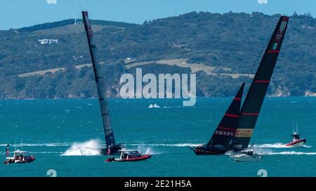 Auckland, Nouvelle-Zélande, 11 janvier 2021 - New York Yacht Club American Magic et l'équipe italienne Luna Rossa Prada Pirelli presque colide comme ils tombent de leurs feuilles lors d'une course d'entraînement sur le port de Waitemata avant la compétition de la coupe Prada à partir du 5 janvier 2021 crédit : Rob Taggart/Alamy Live News Banque D'Images