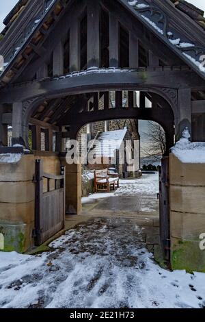 Le lychgate à l'église St John's, Baildon, Yorkshire en hiver. Banque D'Images