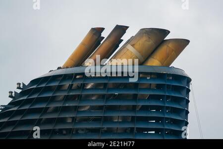 Smokestack sur un grand ferry de croisière, image de gros plan. Banque D'Images