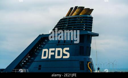 Smokestack avec logo sur un grand ferry DFDS amarré à Copenhague. Banque D'Images