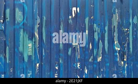 Une vieille clôture bleue avec des traces de publicités collées Banque D'Images