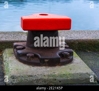 Un énorme bollard en fer pour amarrer des navires dans un port industriel. Banque D'Images