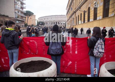 Rome, Italie. 11 janvier 2021. Protestation des étudiants du Liceo Cavour à Rome contre la décision de la région du Latium et du Gouvernement de poursuivre l'enseignement à distance (photo de Matteo Nardone/Pacific Press) crédit: Pacific Press Media production Corp./Alay Live News Banque D'Images