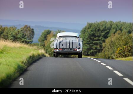 Une Citroën DS conduite sur les routes de campagne du Sussex au Royaume-Uni Banque D'Images