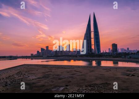 MANAMA, BAHREÏN - 19 décembre 2020 : le Bahrain World Trade Center (également appelé Bahrain WTC), est un complexe de 240 mètres de haut, 50 étages, à deux tours Banque D'Images