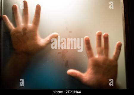 tableau effrayant des mains derrière le verre Banque D'Images