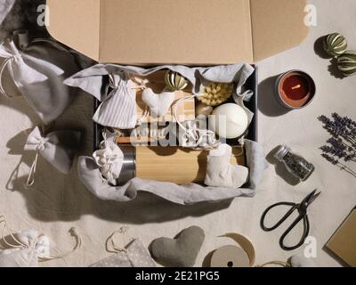 Fleurs de lavande sèches. Sachets de lavande faits à la main dans des sacs textiles et des coeurs doux. Boîte en carton radeau à main avec aucun cadeau de gaspillage. Réutilisable Banque D'Images