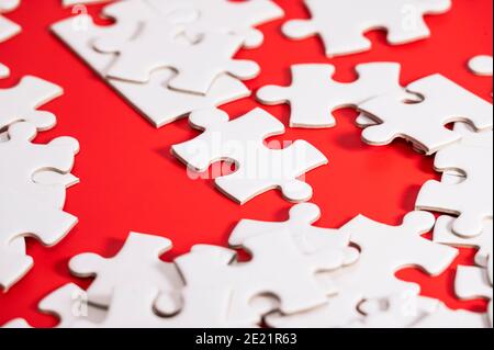 Pièces de puzzle blanches vierges sur fond rouge