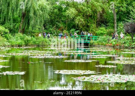 Giverny (nord de la France): Jardin de Claude Monet. Touristes et visiteurs dans le jardin de Claude Monet après la levée des restrictions de confinement. Prix Garden Banque D'Images