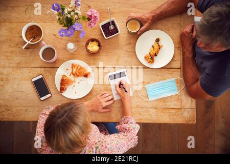 Couple d'âge mûr dans le café-restaurant remplissage dans Test and Trace Forme pendant la pandémie de santé Banque D'Images