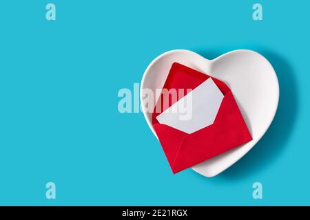 Remarque à l'intérieur de l'enveloppe rouge sur fond bleu Banque D'Images