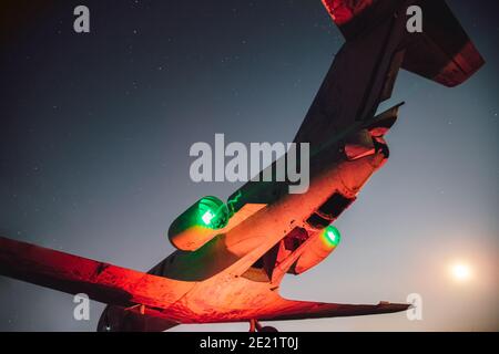 Prise de vue à angle bas d'un avion abandonné ou endommagé sur le masse Banque D'Images