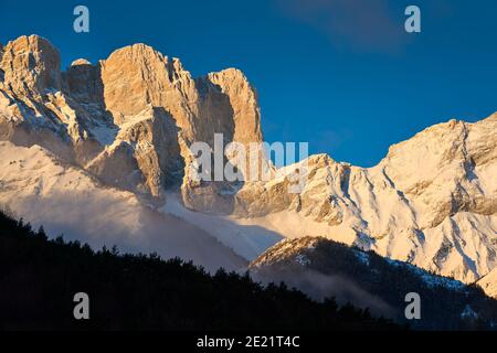 Lever de soleil en hiver sur les sommets des Faraut (Faraut Breccia) dans la vallée du Champsaur. Hautes-Alpes, Alpes européennes, France Banque D'Images