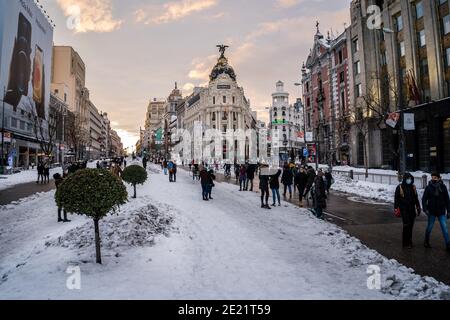 Des centaines de personnes marchent dans les rues de Madrid.en raison du climat méditerranéen qui règne dans la capitale espagnole, une tempête de neige comme celle-ci n'a pas été détectée depuis un demi-siècle. Des groupes de voisins, de services d'urgence et de travailleurs municipaux travaillent sans relâche pour dégager le niveau et la glace dans les rues. Malgré l'urgence, des milliers de familles sont descendues dans les rues pour observer le paysage gelé. Banque D'Images