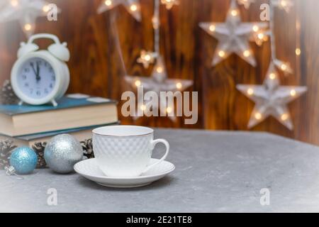 Tasse et soucoupe blanches en composition hivernale. Boisson chaude sur la table. Mise au point sélective, vue brouillard. Banque D'Images