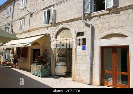 Beau bâtiment en pierre dans le style vénitien sur une rue vide ville de Rab, Rab Island Croatie. Banque D'Images