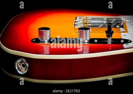Gros plan d'une guitare électrique Fender Telecaster isolée sur fond sombre Banque D'Images
