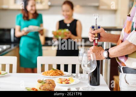 Bouteille de vin d'ouverture de l'homme Banque D'Images