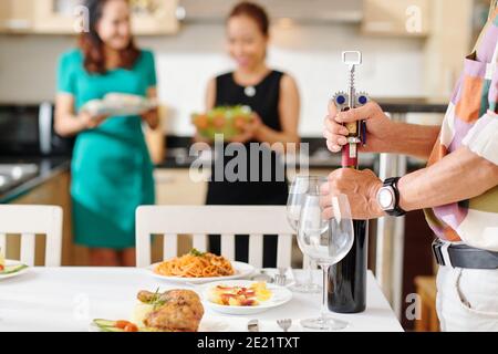 Bouteille de vin d'ouverture de l'homme Banque D'Images