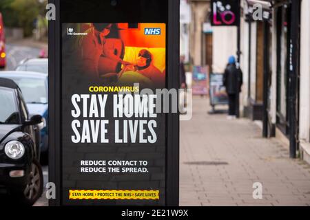 Northwood, Royaume-Uni. 11 janvier 2021. Un panneau numérique situé sur le côté d’une boîte téléphonique à Northwood, dans le nord-ouest de Londres, affiche le message « Stay Home Save Lives » du gouvernement britannique lors du troisième verrouillage. Chris Whitty, médecin-chef de l'Angleterre, a déclaré que le Royaume-Uni endurera la « période la plus dangereuse » de la pandémie dans les semaines précédant l'impact du déploiement du vaccin contre le coronavirus. À ce jour, 2.4 millions de vaccins ont été administrés, le nombre de décès liés à Covid-19 ayant dépassé 80,000 depuis le début de la pandémie. Credit: Stephen Chung / Alamy Live News Banque D'Images