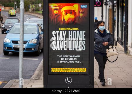 Northwood, Royaume-Uni. 11 janvier 2021. Un panneau numérique situé sur le côté d’une boîte téléphonique à Northwood, dans le nord-ouest de Londres, affiche le message « Stay Home Save Lives » du gouvernement britannique lors du troisième verrouillage. Chris Whitty, médecin-chef de l'Angleterre, a déclaré que le Royaume-Uni endurera la « période la plus dangereuse » de la pandémie dans les semaines précédant l'impact du déploiement du vaccin contre le coronavirus. À ce jour, 2.4 millions de vaccins ont été administrés, le nombre de décès liés à Covid-19 ayant dépassé 80,000 depuis le début de la pandémie. Credit: Stephen Chung / Alamy Live News Banque D'Images