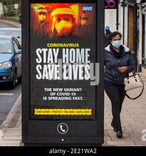 Northwood, Royaume-Uni. 11 janvier 2021. Un panneau numérique situé sur le côté d’une boîte téléphonique à Northwood, dans le nord-ouest de Londres, affiche le message « Stay Home Save Lives » du gouvernement britannique lors du troisième verrouillage. Chris Whitty, médecin-chef de l'Angleterre, a déclaré que le Royaume-Uni endurera la « période la plus dangereuse » de la pandémie dans les semaines précédant l'impact du déploiement du vaccin contre le coronavirus. À ce jour, 2.4 millions de vaccins ont été administrés, le nombre de décès liés à Covid-19 ayant dépassé 80,000 depuis le début de la pandémie. Credit: Stephen Chung / Alamy Live News Banque D'Images