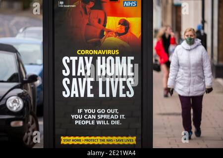 Northwood, Royaume-Uni. 11 janvier 2021. Un panneau numérique situé sur le côté d’une boîte téléphonique à Northwood, dans le nord-ouest de Londres, affiche le message « Stay Home Save Lives » du gouvernement britannique lors du troisième verrouillage. Chris Whitty, médecin-chef de l'Angleterre, a déclaré que le Royaume-Uni endurera la « période la plus dangereuse » de la pandémie dans les semaines précédant l'impact du déploiement du vaccin contre le coronavirus. À ce jour, 2.4 millions de vaccins ont été administrés, le nombre de décès liés à Covid-19 ayant dépassé 80,000 depuis le début de la pandémie. Credit: Stephen Chung / Alamy Live News Banque D'Images