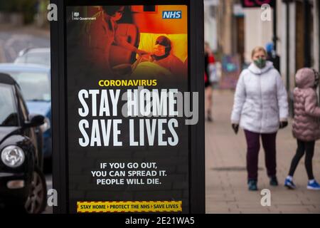 Northwood, Royaume-Uni. 11 janvier 2021. Un panneau numérique situé sur le côté d’une boîte téléphonique à Northwood, dans le nord-ouest de Londres, affiche le message « Stay Home Save Lives » du gouvernement britannique lors du troisième verrouillage. Chris Whitty, médecin-chef de l'Angleterre, a déclaré que le Royaume-Uni endurera la « période la plus dangereuse » de la pandémie dans les semaines précédant l'impact du déploiement du vaccin contre le coronavirus. À ce jour, 2.4 millions de vaccins ont été administrés, le nombre de décès liés à Covid-19 ayant dépassé 80,000 depuis le début de la pandémie. Credit: Stephen Chung / Alamy Live News Banque D'Images