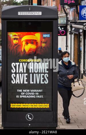 Northwood, Royaume-Uni. 11 janvier 2021. Un panneau numérique situé sur le côté d’une boîte téléphonique à Northwood, dans le nord-ouest de Londres, affiche le message « Stay Home Save Lives » du gouvernement britannique lors du troisième verrouillage. Chris Whitty, médecin-chef de l'Angleterre, a déclaré que le Royaume-Uni endurera la « période la plus dangereuse » de la pandémie dans les semaines précédant l'impact du déploiement du vaccin contre le coronavirus. À ce jour, 2.4 millions de vaccins ont été administrés, le nombre de décès liés à Covid-19 ayant dépassé 80,000 depuis le début de la pandémie. Credit: Stephen Chung / Alamy Live News Banque D'Images