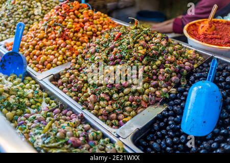 Olives mélangées à vendre dans le souk de la Médina De Fès au Maroc Banque D'Images
