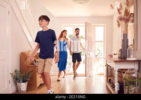 Parents avec son regardant autour de la nouvelle maison avant qu'ils se déplacent Po Banque D'Images