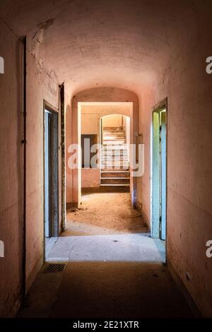 Couloir ou couloir dans un bâtiment abandonné et abandonné Banque D'Images