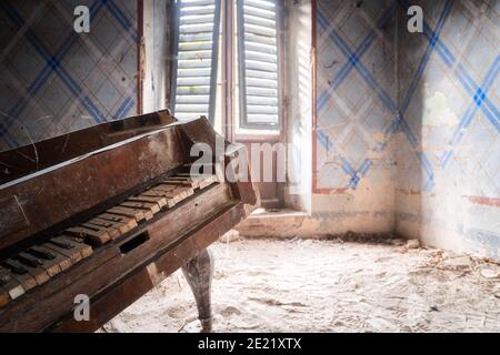 Piano laissé derrière et en décomposition dans le bâtiment abandonné Banque D'Images