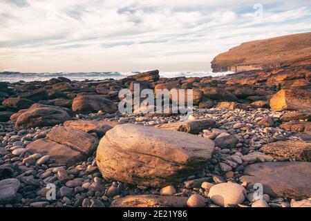 Grands rochers sur la plage avec l'océan Atlantique en arrière-plan Sur la rive des îles Orcades, dans le nord de l'Écosse Banque D'Images