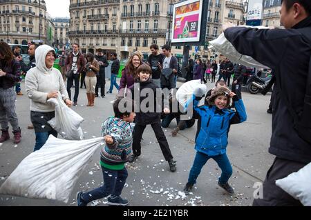 Des garçons non identifiés participent à un combat d'oreillers le 6 avril 2013 à Paris, en France. Fête internationale de la lutte contre les oreillers. Banque D'Images