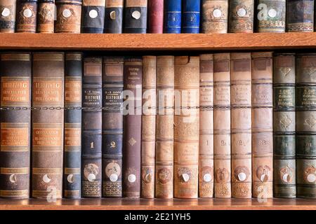 Livres anciens dans la bibliothèque antique et abandonnée Banque D'Images