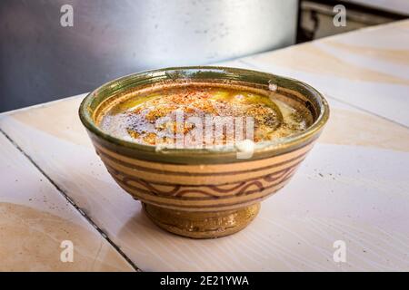 Bol de soupe aux haricots fava connu sous le nom de Bessara souvent servi avec de l'huile d'olive, du cumin et du Chili, comme servi dans la Médina de Fès, au Maroc Banque D'Images