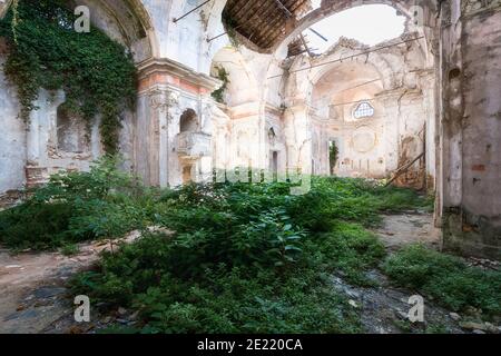 Église abandonnée en décomposition Banque D'Images