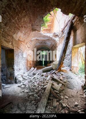 Couloir ou couloir dans un bâtiment abandonné et abandonné Banque D'Images