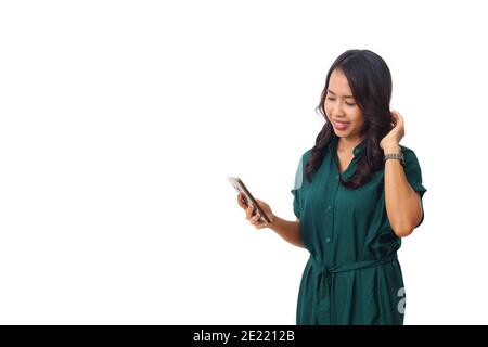 Portrait of a happy asian businesswoman using mobile phone isolé sur fond blanc Banque D'Images