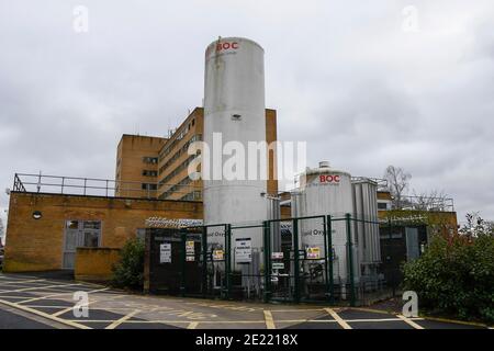 Yeovil, Somerset, Royaume-Uni. 11 janvier 2020. Vue générale des réservoirs d'oxygène liquide BOC à l'hôpital du district de Yeovil, dans le Somerset. L'hôpital est l'un des sites du NHS qui administre actuellement les injections de vaccin Covid-19. Crédit photo : Graham Hunt/Alamy Live News Banque D'Images