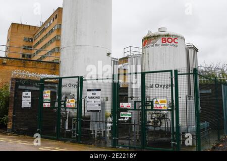 Yeovil, Somerset, Royaume-Uni. 11 janvier 2020. Vue générale des réservoirs d'oxygène liquide BOC à l'hôpital du district de Yeovil, dans le Somerset. L'hôpital est l'un des sites du NHS qui administre actuellement les injections de vaccin Covid-19. Crédit photo : Graham Hunt/Alamy Live News Banque D'Images