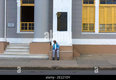 Homme de repos sur la place principale de Cienfuegos, Cuba Banque D'Images