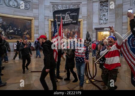 Washington DC, États-Unis. 06e janvier 2021. Le 6 janvier 2021, les partisans de Trump et les forces d'extrême-droite ont inondé Washington DC pour protester contre la défaite électorale de Donald Trump. Des centaines de personnes ont combattu la police du Capitole et ont violé le Capitole des États-Unis. (Photo de Michael Nidro/Sipa USA) crédit: SIPA USA/Alay Live News Banque D'Images