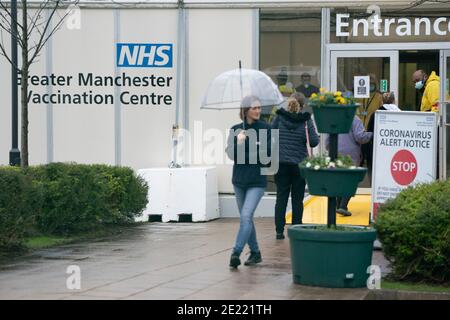 Manchester, Royaume-Uni, 11 janvier 2021. Les membres du public arrivent dans un centre de vaccination à Manchester, tandis que les tests de masse nationaux commencent dans 5 centres dans tout le pays, face au coronavirus, Manchester, Royaume-Uni. Banque D'Images