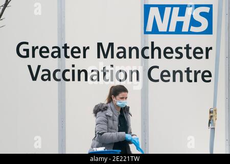 Manchester, Royaume-Uni, 11 janvier 2021. Les membres du public arrivent dans un centre de vaccination à Manchester, tandis que les tests de masse nationaux commencent dans 5 centres dans tout le pays, face au coronavirus, Manchester, Royaume-Uni. Banque D'Images